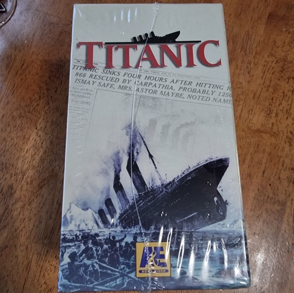 🆕️ TITANIC Vintage 4 VHS Boxed Set - Picture 4 of 6